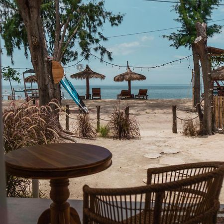 Sunscape Villa - Beachfront And Private Pool Gili Air Extérieur photo