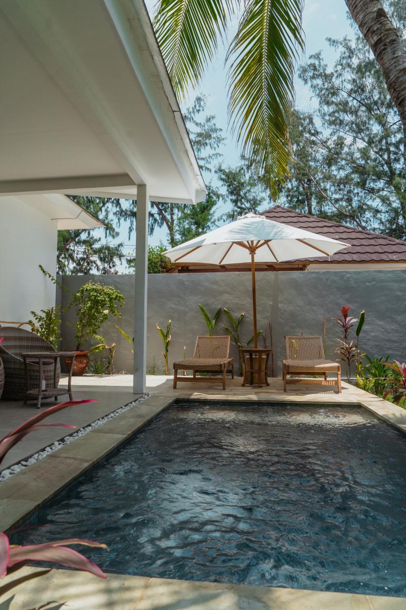 Sunscape Villa - Beachfront And Private Pool Gili Air Extérieur photo