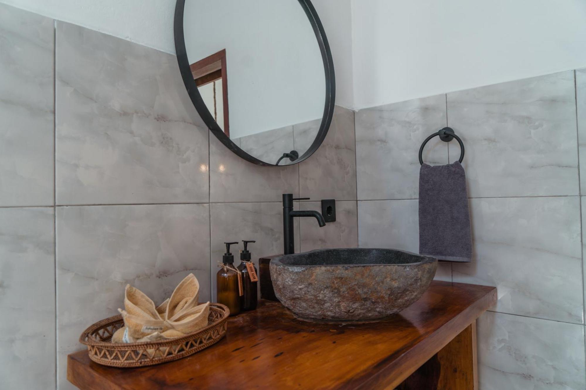 Sunscape Villa - Beachfront And Private Pool Gili Air Extérieur photo