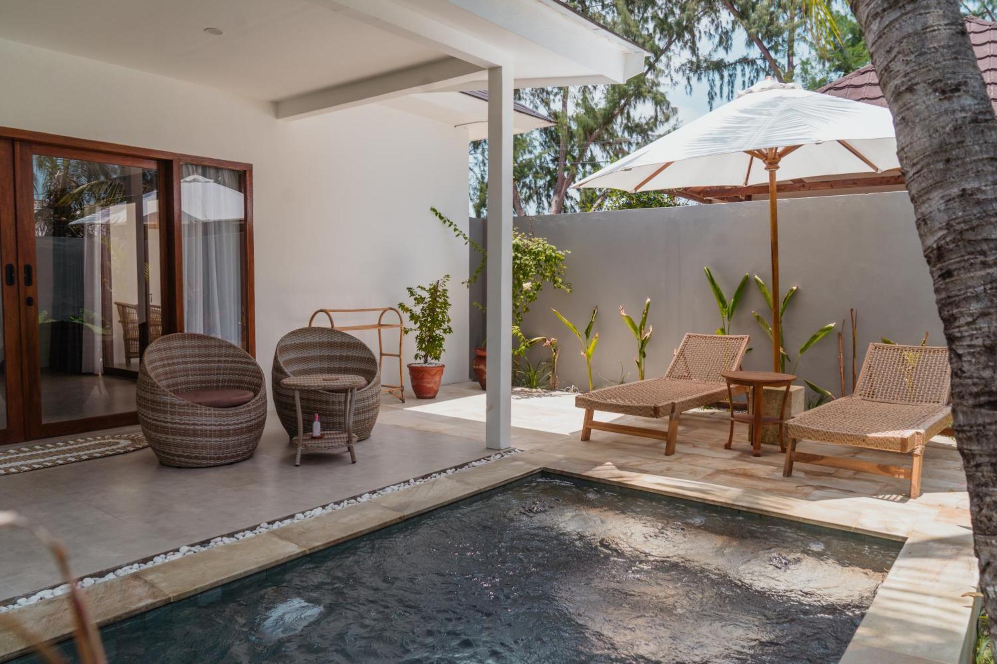 Sunscape Villa - Beachfront And Private Pool Gili Air Extérieur photo