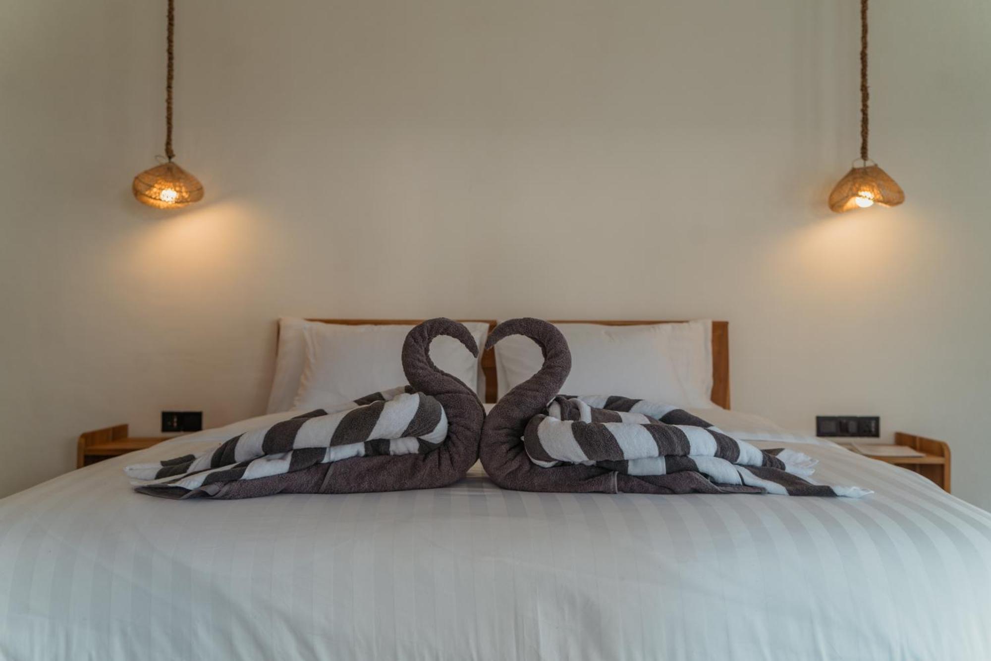 Sunscape Villa - Beachfront And Private Pool Gili Air Extérieur photo