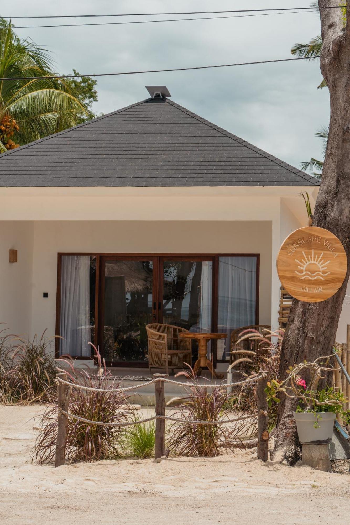 Sunscape Villa - Beachfront And Private Pool Gili Air Extérieur photo