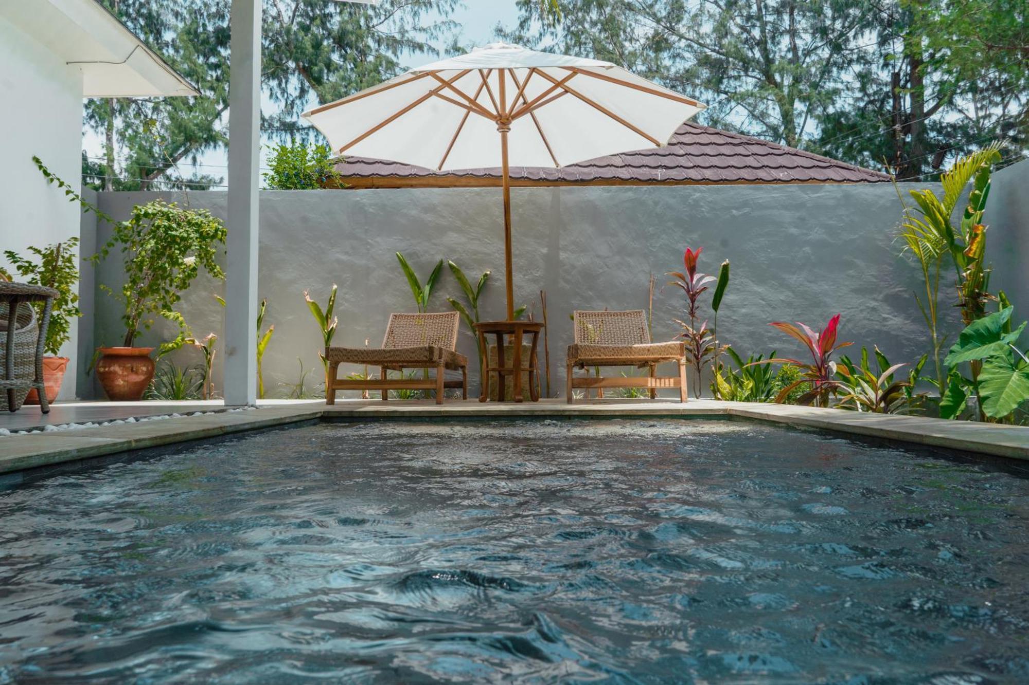 Sunscape Villa - Beachfront And Private Pool Gili Air Extérieur photo