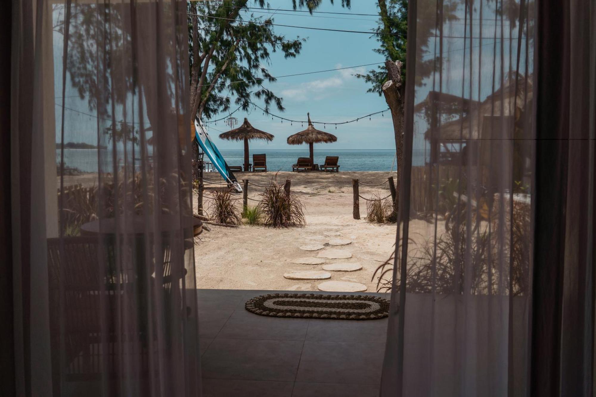 Sunscape Villa - Beachfront And Private Pool Gili Air Extérieur photo