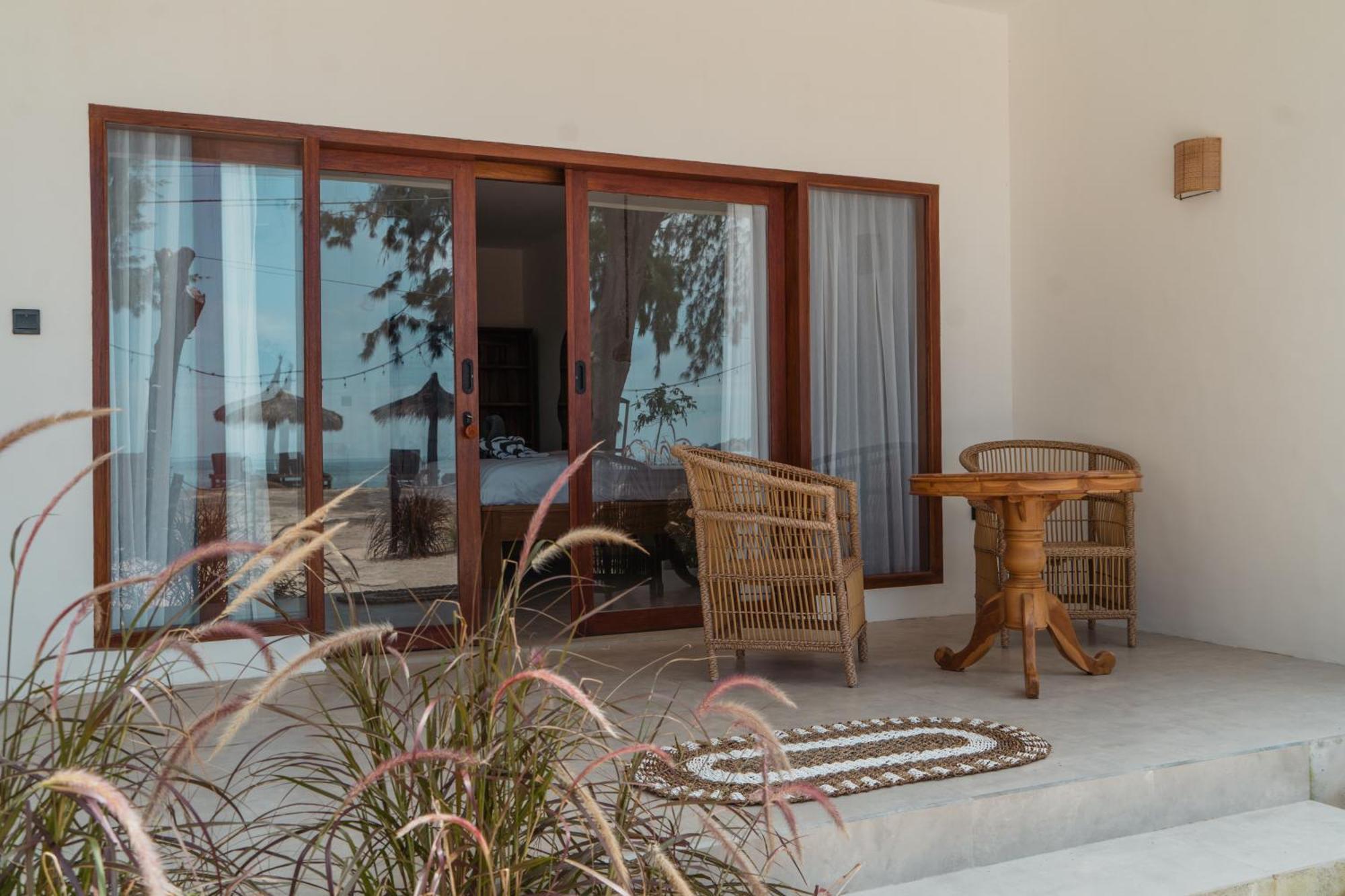 Sunscape Villa - Beachfront And Private Pool Gili Air Extérieur photo